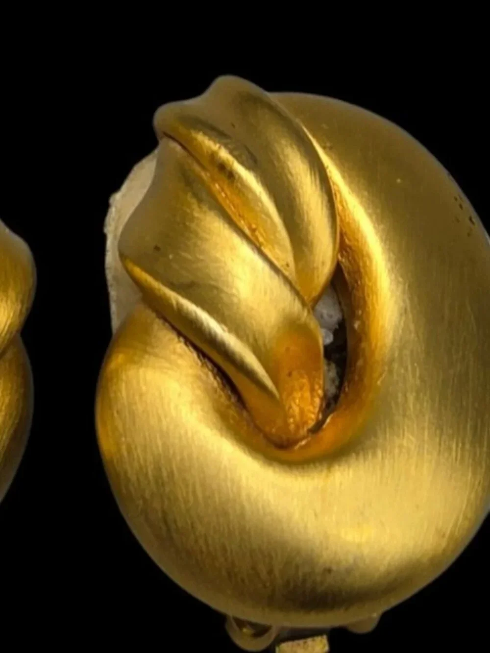 Vintage Brushed Gold Interlocking Love Knot Statement Clip-On Earrings 1980s - Picture 3 of 10